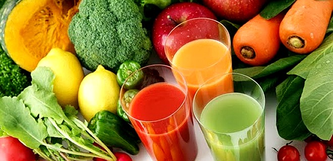 Glasses of juice with fruits and vegetables
